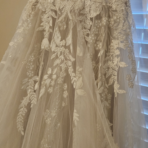 Elegant White Floral Lace Gown - Picture 12 of 12